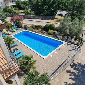 apartments-lounger-frkovic.primorje-gorskikotar.com/